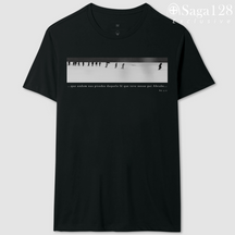 Camiseta cristã Romanos 4.12 com estampa black&white sobre fé, coragem e direção | Linha Exclusive