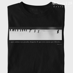 Camiseta cristã Romanos 4.12 com estampa black&white sobre fé, coragem e direção | Linha Exclusive