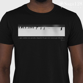 Homem com camiseta cristã Romanos 4.12 com estampa black&white sobre fé, coragem e direção | Linha Exclusive