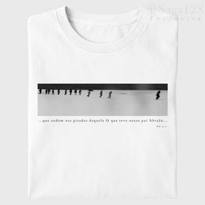 Camiseta cristã Romanos 4.12 branca com estampa black&white sobre fé, coragem e direção | Linha Exclusive