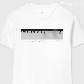 Camiseta cristã Romanos 4.12 branca com estampa em preto e branco sobre fé, liderança e coragem | Linha Premium