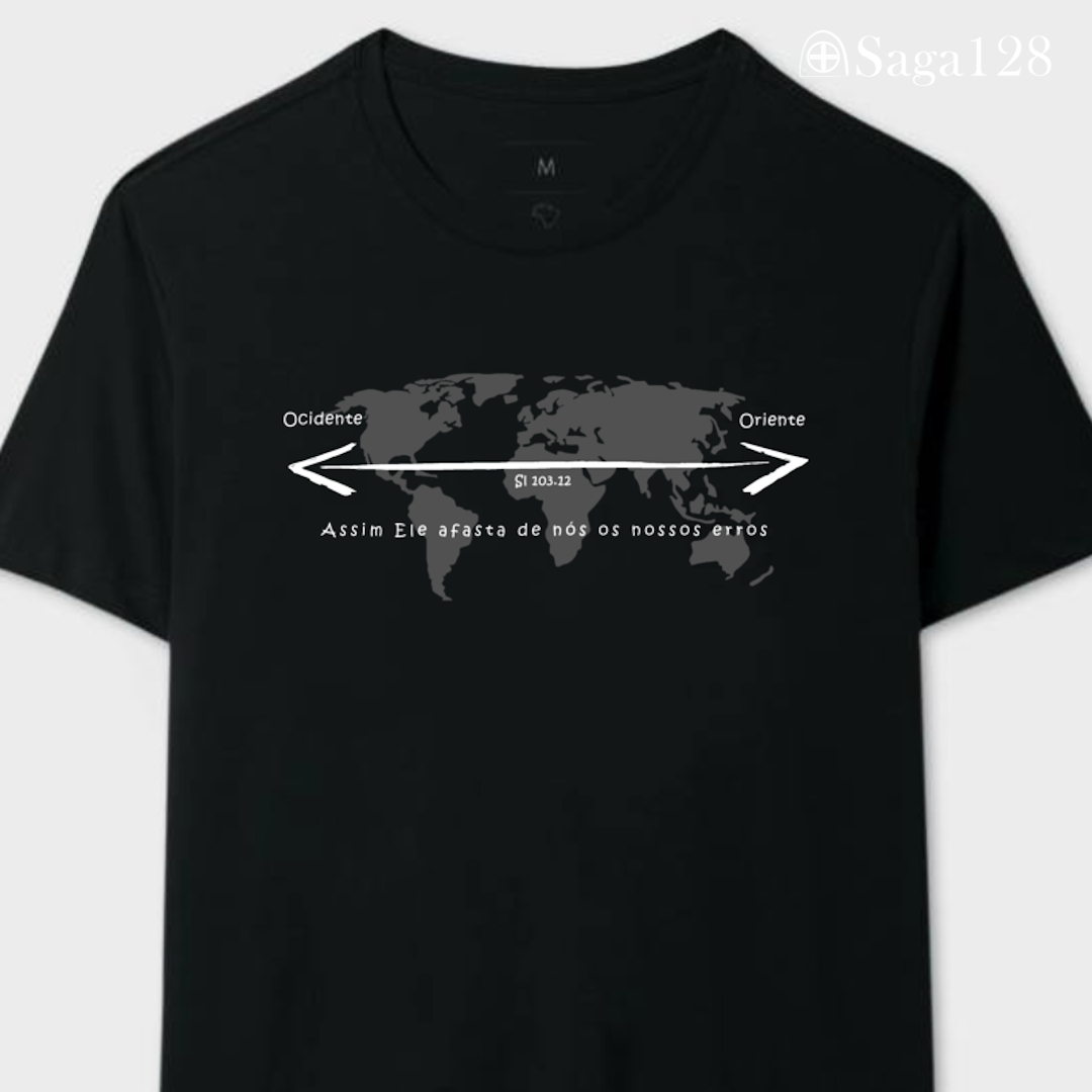 Camiseta cristã masculina preta com estampa de mapa mundi e Salmo 103.12. Visual sóbrio e mensagem de perdão e transformação.