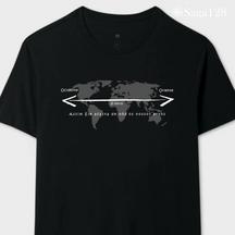 Camiseta cristã masculina preta com estampa de mapa mundi e Salmo 103.12. Visual sóbrio e mensagem de perdão e transformação.