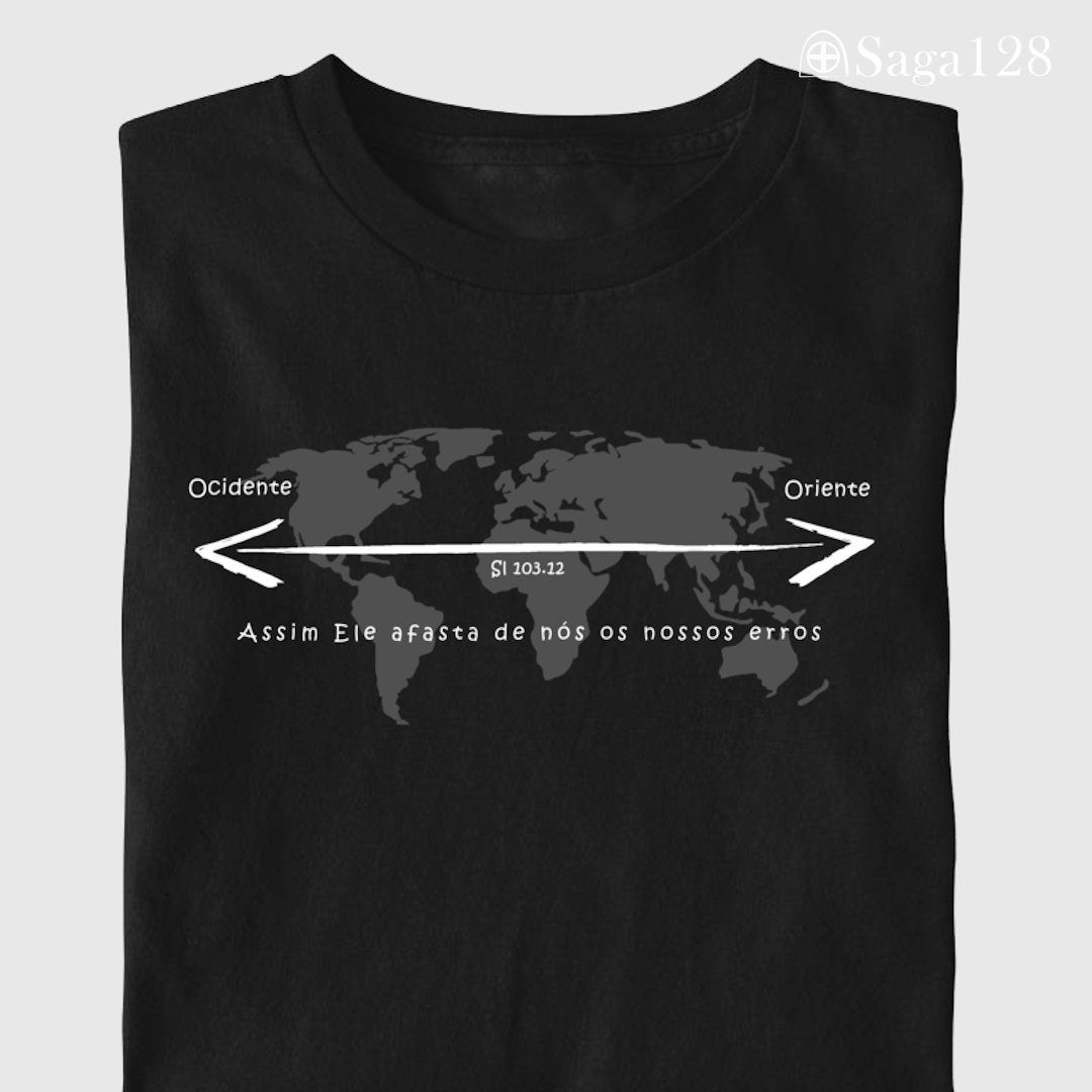 Camiseta cristã masculina preta dobrada com estampa de mapa mundi e Salmo 103.12. Visual sóbrio e mensagem de perdão e transformação.