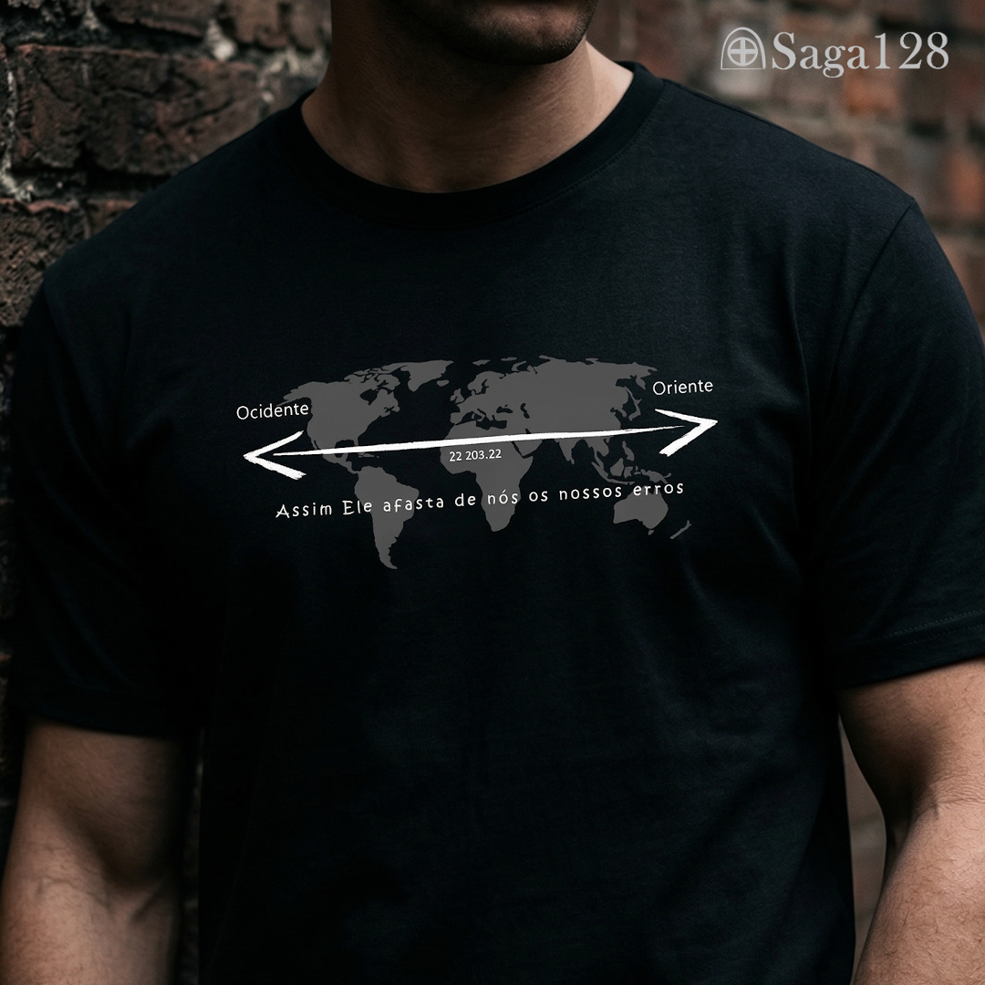 Homem com camiseta cristã masculina preta com estampa de mapa mundi e Salmo 103.12. Visual sóbrio e mensagem de perdão e transformação.