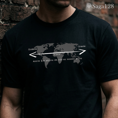 Homem com camiseta cristã masculina preta com estampa de mapa mundi e Salmo 103.12. Visual sóbrio e mensagem de perdão e transformação.