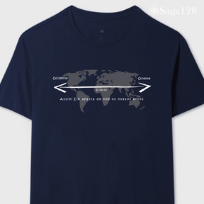 Camiseta cristã masculina azul com estampa de mapa mundi e Salmo 103.12. Visual sóbrio e mensagem de perdão e transformação.