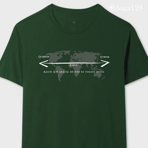 Camiseta cristã masculina verde com estampa de mapa mundi e Salmo 103.12. Visual sóbrio e mensagem de perdão e transformação.