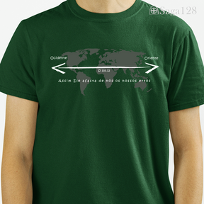 Homem com camiseta cristã masculina verde com estampa de mapa mundi e Salmo 103.12. Visual sóbrio e mensagem de perdão e transformação.