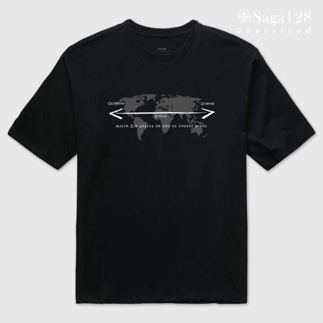 Camiseta oversized cristã com mapa e Salmo 103.12. Corte técnico confortável e visual sóbrio com identidade espiritual.