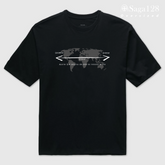 Camiseta oversized cristã com mapa e Salmo 103.12. Corte técnico confortável e visual sóbrio com identidade espiritual.