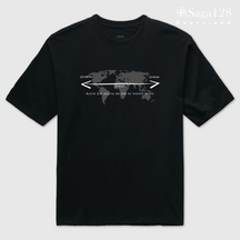 Camiseta oversized cristã com mapa e Salmo 103.12. Corte técnico confortável e visual sóbrio com identidade espiritual.