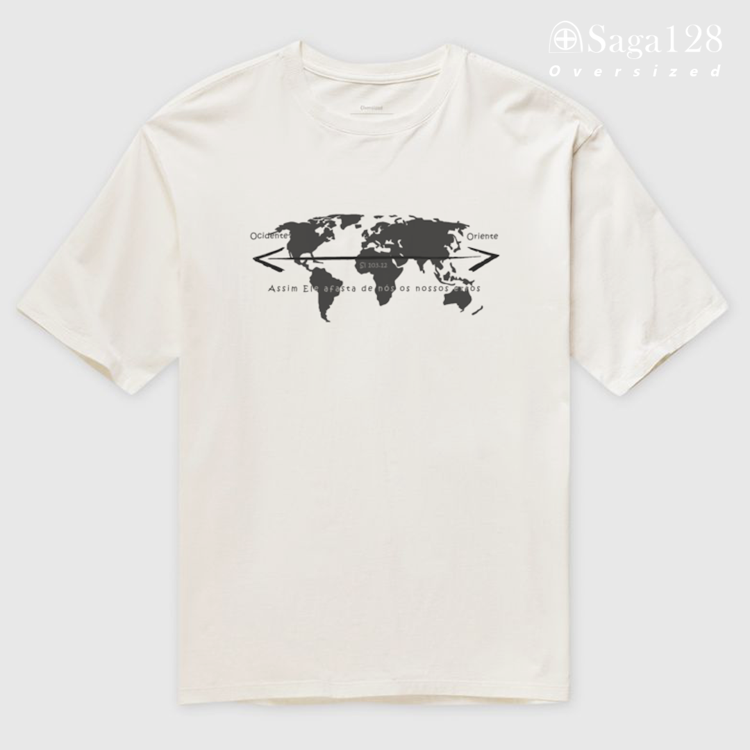 Camiseta oversized cristã branca com mapa e Salmo 103.12. Corte técnico confortável e visual sóbrio com identidade espiritual.