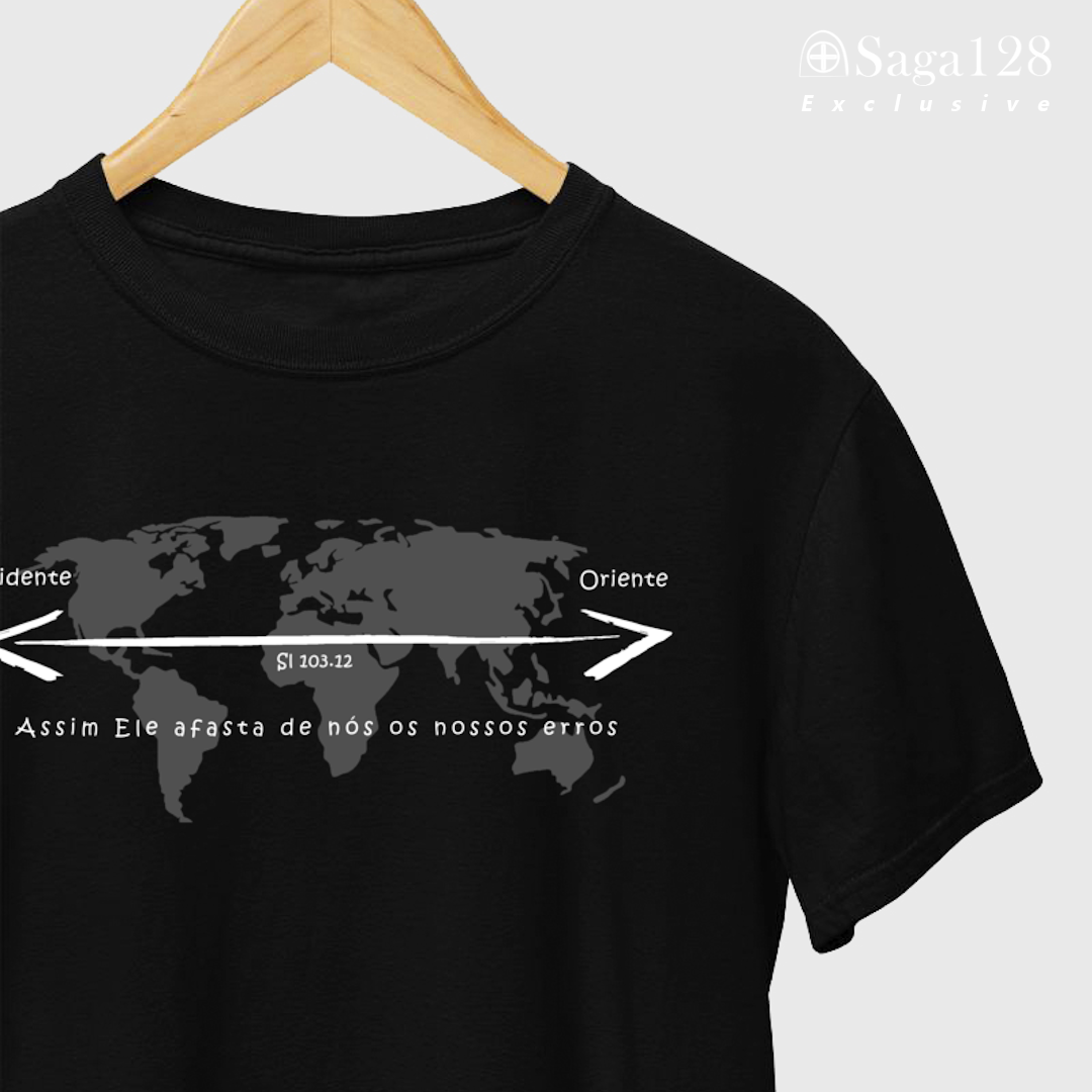 Camiseta cristã masculina preta com estampa do Salmo 103.12 e mapa mundi em algodão peruano – linha exclusive