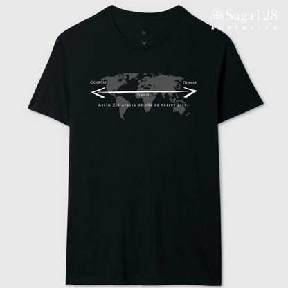 Camiseta cristã masculina preta com estampa do Salmo 103.12 e mapa mundi em algodão peruano – linha exclusive