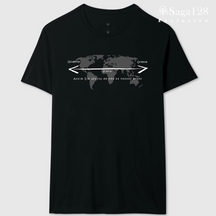 Camiseta cristã masculina preta com estampa do Salmo 103.12 e mapa mundi em algodão peruano – linha exclusive