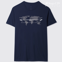 Camiseta cristã masculina azul com estampa do Salmo 103.12 e mapa mundi em algodão peruano – linha exclusive