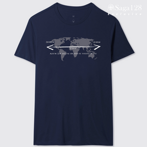 Camiseta cristã masculina azul com estampa do Salmo 103.12 e mapa mundi em algodão peruano – linha exclusive