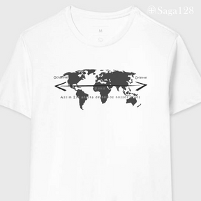 Camiseta cristã masculina branca com estampa de mapa mundi e Salmo 103.12. Visual sóbrio e mensagem de perdão e transformação.