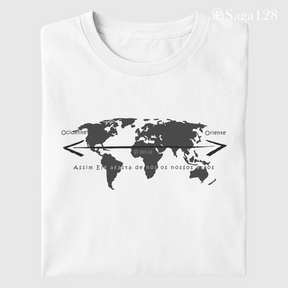 Camiseta cristã masculina branca dobrada com estampa de mapa mundi e Salmo 103.12. Visual sóbrio e mensagem de perdão e transformação.