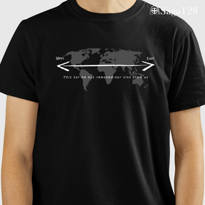 Homem com camiseta missionária preta Salmo 103:12 em inglês – edição especial com algodão premium.