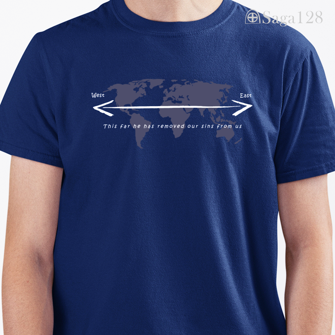 Homem com camiseta missionária azul Salmo 103:12 em inglês – edição especial com algodão premium.