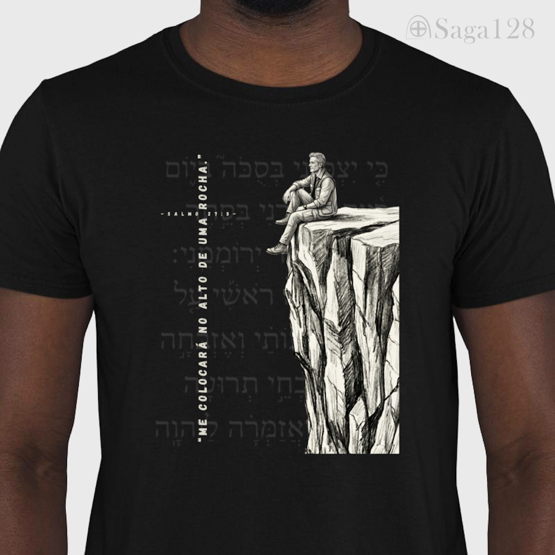 Homem vestindo camiseta cristã preta masculina aberta. Salmo 27.5.