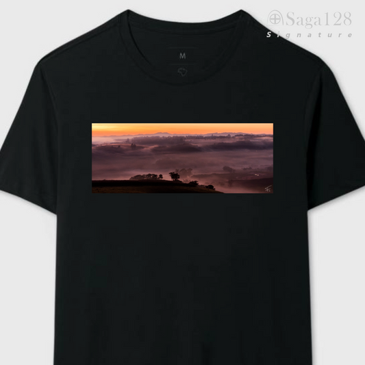 Camiseta masculina preta da linha Signature com estampa fotográfica autoral artística com tema "Sunrise"