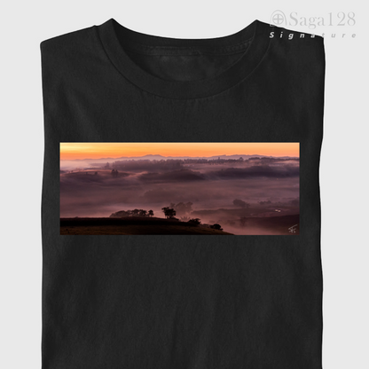 Camiseta masculina preta da linha Signature dobrada com estampa fotográfica autoral artística com tema "Sunrise"