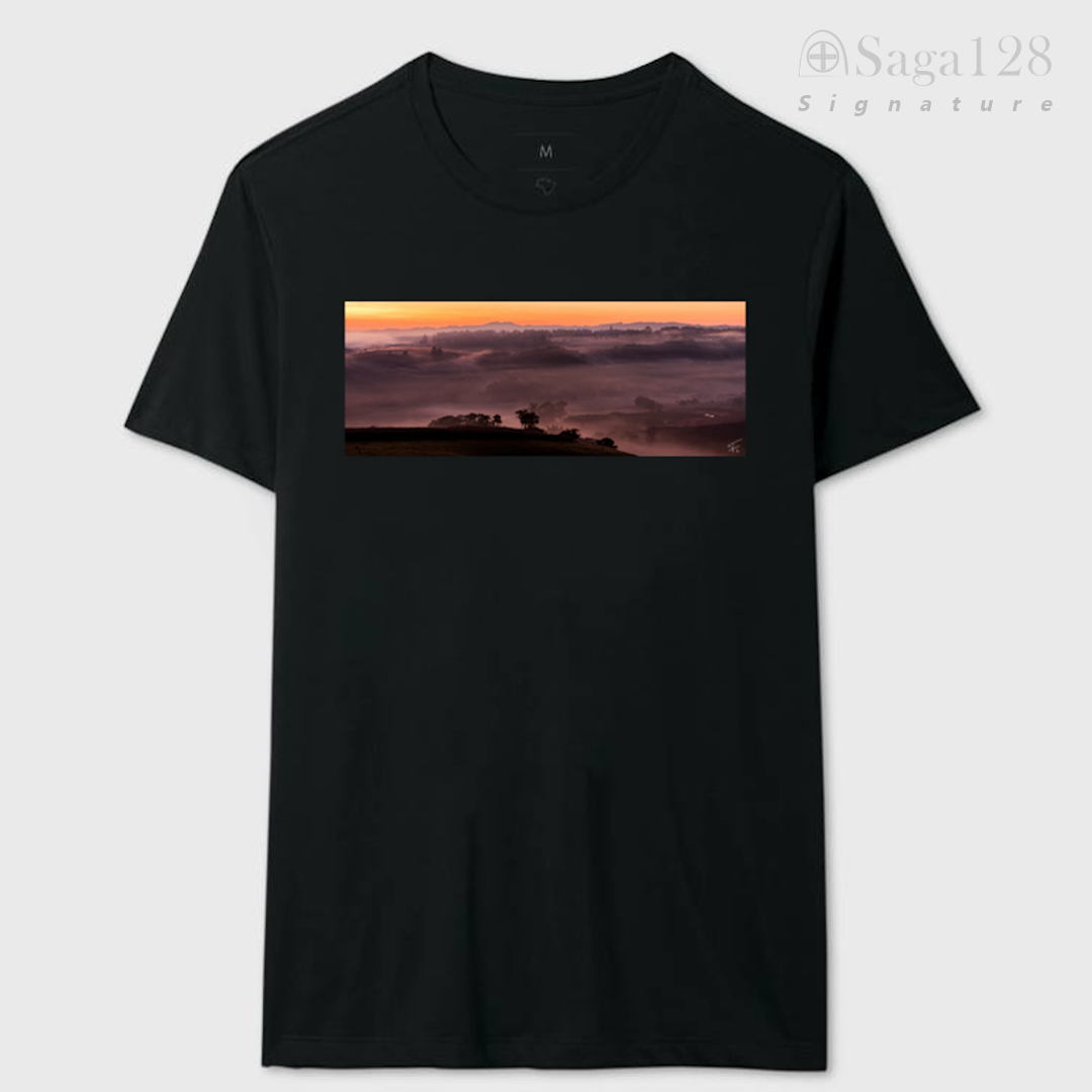 Camiseta masculina preta da linha Signature com estampa fotográfica autoral artística com tema "Sunrise"
