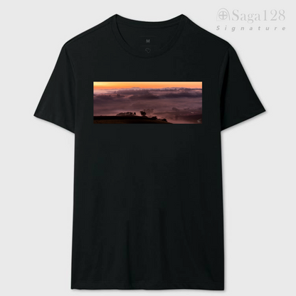Camiseta masculina preta da linha Signature com estampa fotográfica autoral artística com tema "Sunrise"