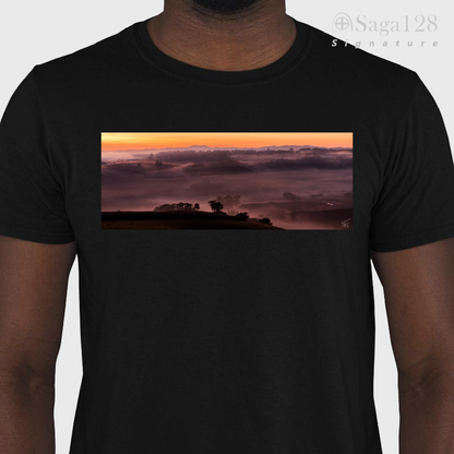 Homem com camiseta masculina preta da linha Signature com estampa fotográfica autoral artística com tema "Sunrise"