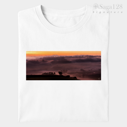 Camiseta masculina branca da linha Signature dobrada com estampa fotográfica autoral artística com tema "Sunrise"