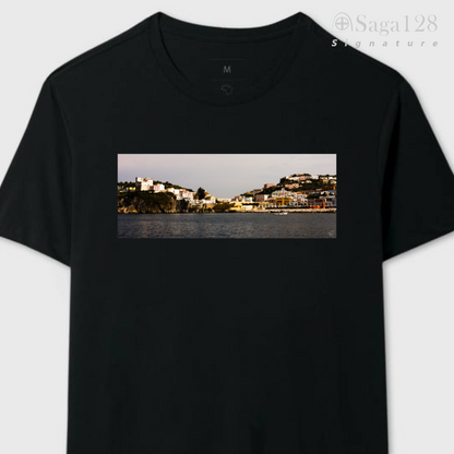 Camiseta masculina preta da linha Signature aberta com estampa fotográfica autoral artística com tema "Terra Firme"