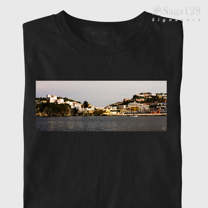 Camiseta masculina preta da linha Signature dobrada com estampa fotográfica autoral artística com tema "Terra Firme"