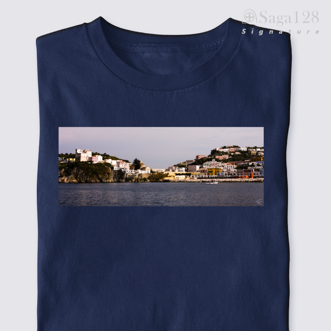 Camiseta masculina azul da linha Signature dobrada com estampa fotográfica autoral artística com tema "Terra Firme"