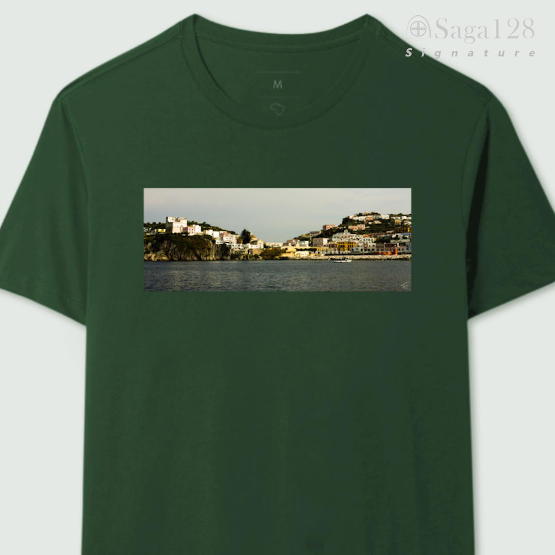 Camiseta masculina verde da linha Signature aberta com estampa fotográfica autoral artística com tema "Terra Firme"