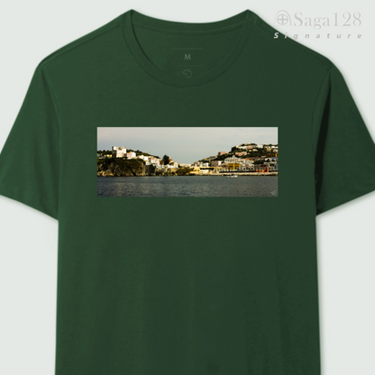 Camiseta masculina verde da linha Signature aberta com estampa fotográfica autoral artística com tema "Terra Firme"