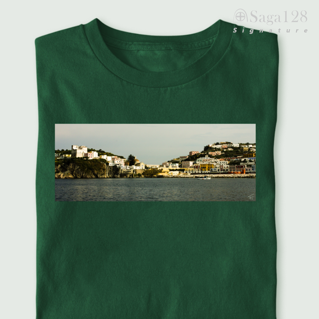 Camiseta masculina verde da linha Signature dobrada com estampa fotográfica autoral artística com tema "Terra Firme"
