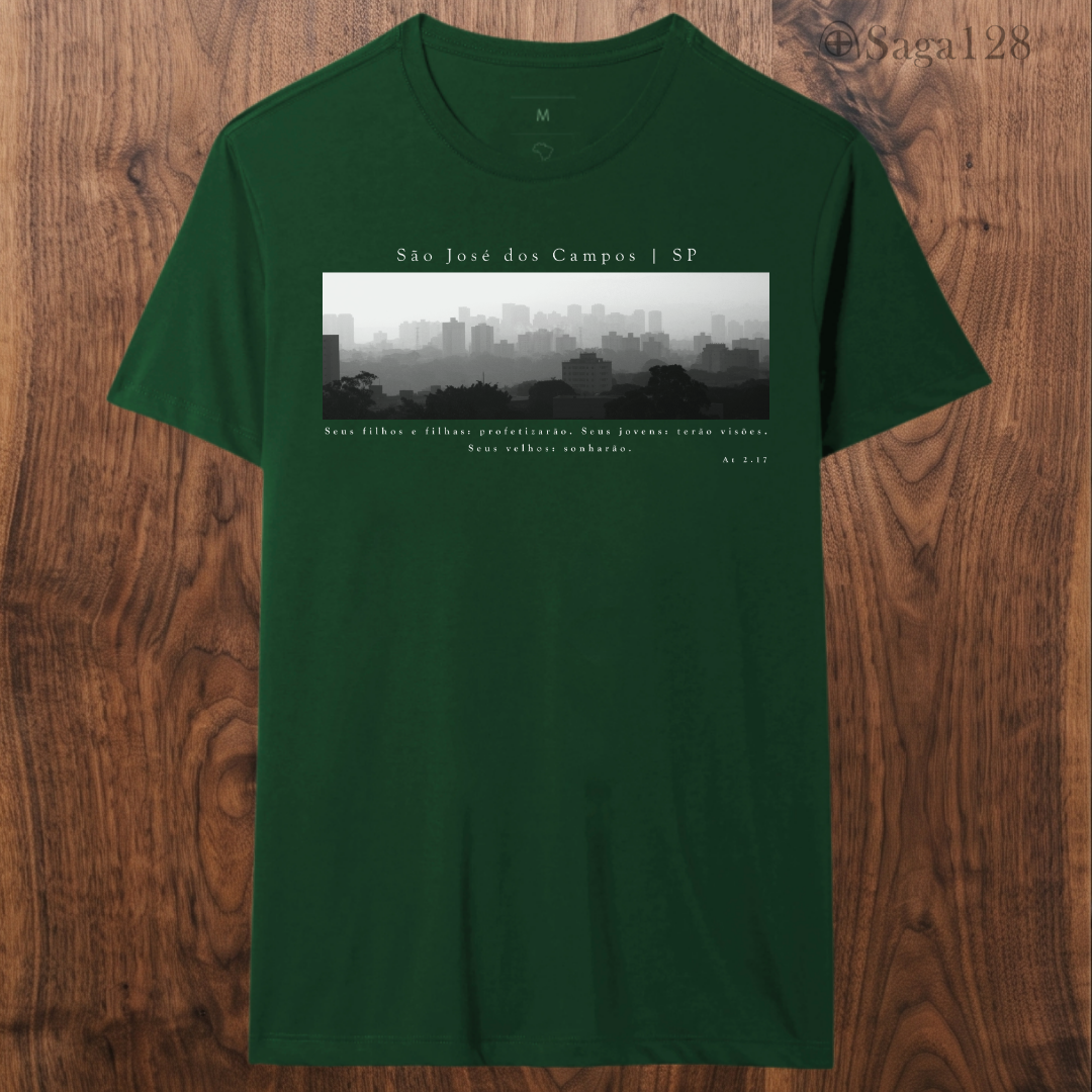 Camiseta cristã verde Atos 2.17 com estampa autoral em P&B sobre São José dos Campos