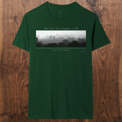 Camiseta cristã verde Atos 2.17 com estampa autoral em P&B sobre São José dos Campos