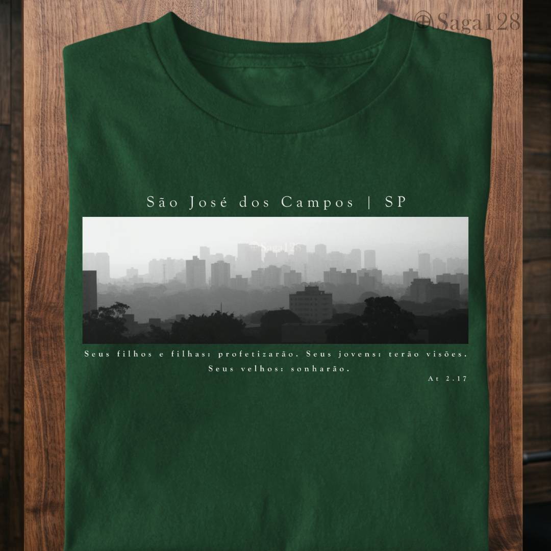 Camiseta cristã verde Atos 2.17 com estampa autoral em P&B sobre São José dos Campos