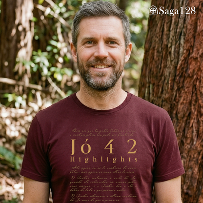 Homem com camiseta cristã bordô com estampa textual de Jó 42, visual sóbrio e elegante.
