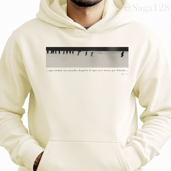 Homem com moletom Romanos 4.12 da Saga 128 na cor branca off-white, com estampa black&white e capuz sem cadarço | Interior flanelado