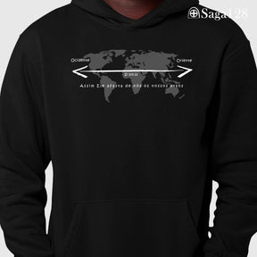 Homem com moletom preto com capuz sem cadarço, estampa Salmo 103.12 com mapa. Conforto e fé para o inverno cristão.