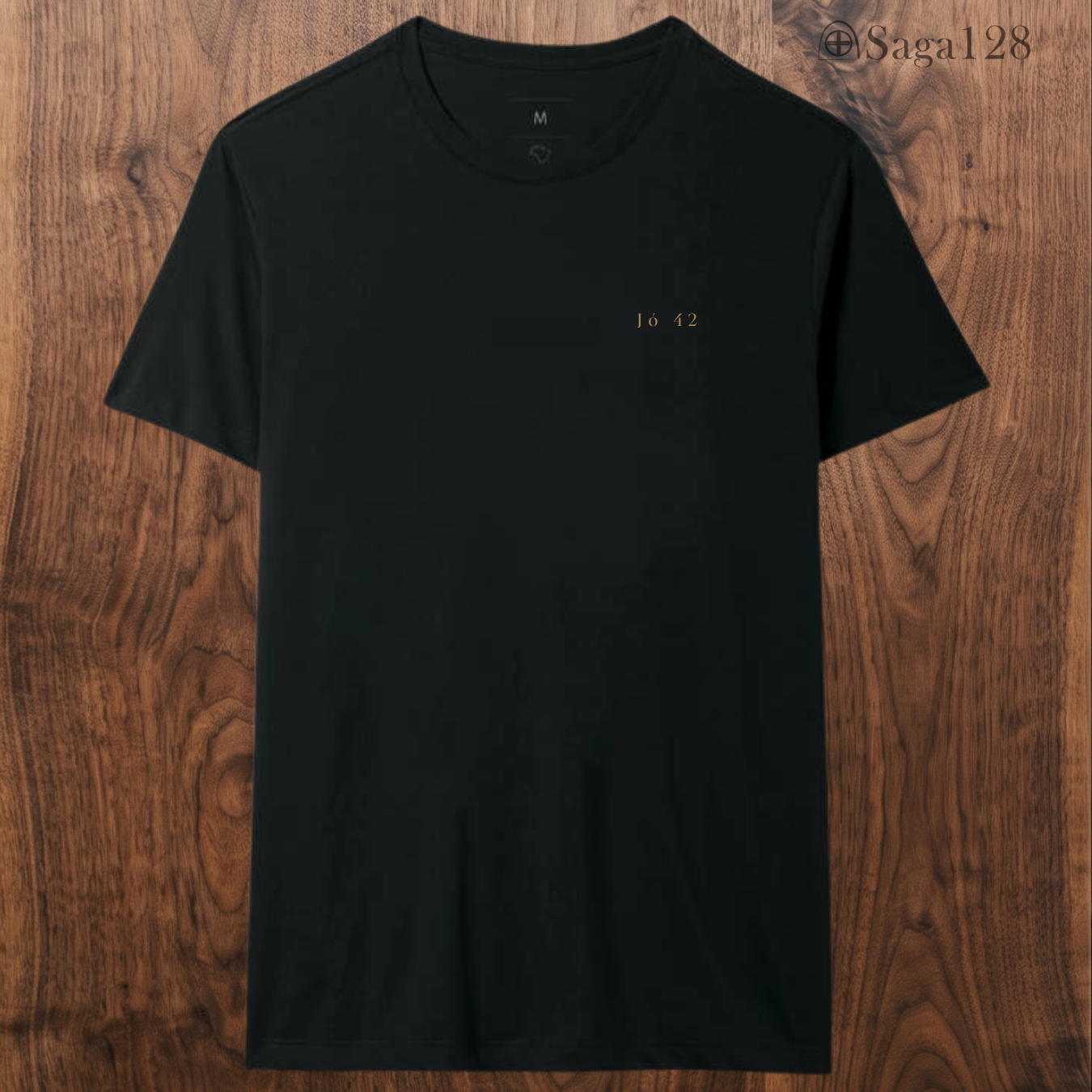 Camiseta cristã preta da Saga128 com estampa minimalista 'Jó 42'.