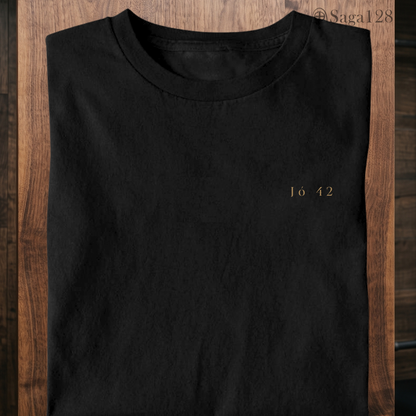 Camiseta cristã preta da Saga128 com estampa minimalista 'Jó 42'.