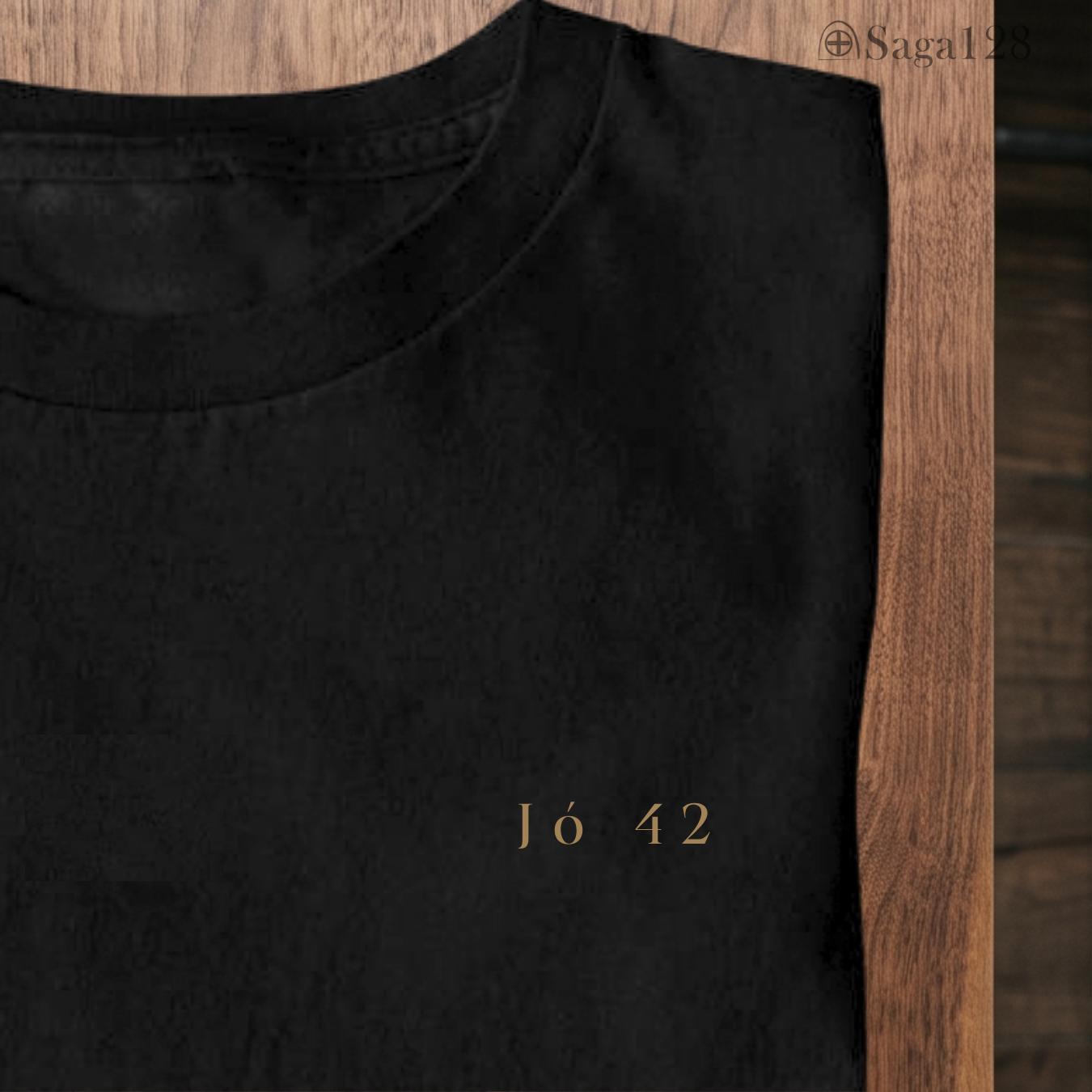 Camiseta cristã preta da Saga128 com estampa minimalista 'Jó 42'.