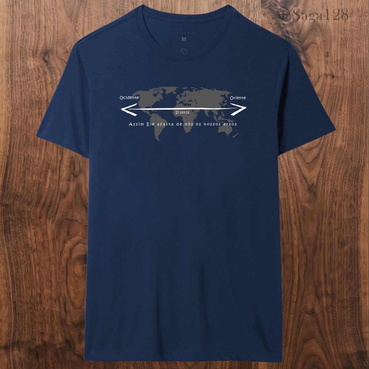 Camiseta masculina azul da Saga128 com estampa de mapa mundi inspirada em Salmo 103.12.