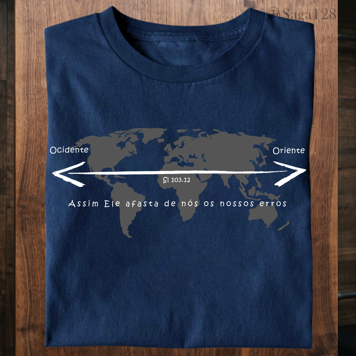 Camiseta masculina azul da Saga128 com estampa de mapa mundi inspirada em Salmo 103.12.